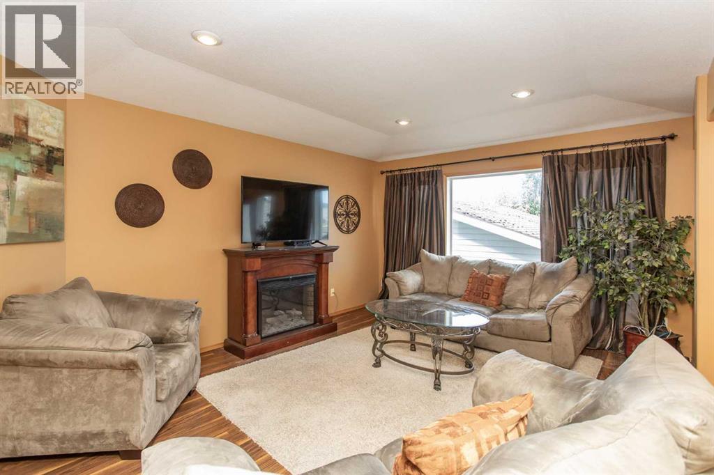 717 Lancaster Drive, Red Deer, Alberta  T4R 2T5 - Photo 2 - A2338653