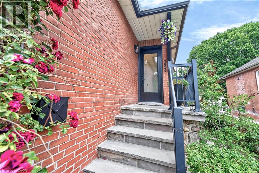 233 ROSEMOUNT Avenue Toronto Ontario Canada M9N3C5 2
