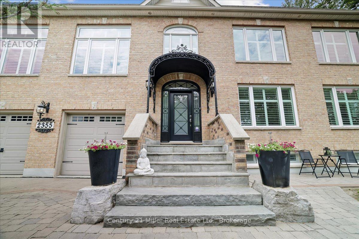 2355 Old Carriage Road, Mississauga, Ontario  L5C 1Y6 - Photo 3 - W13707034