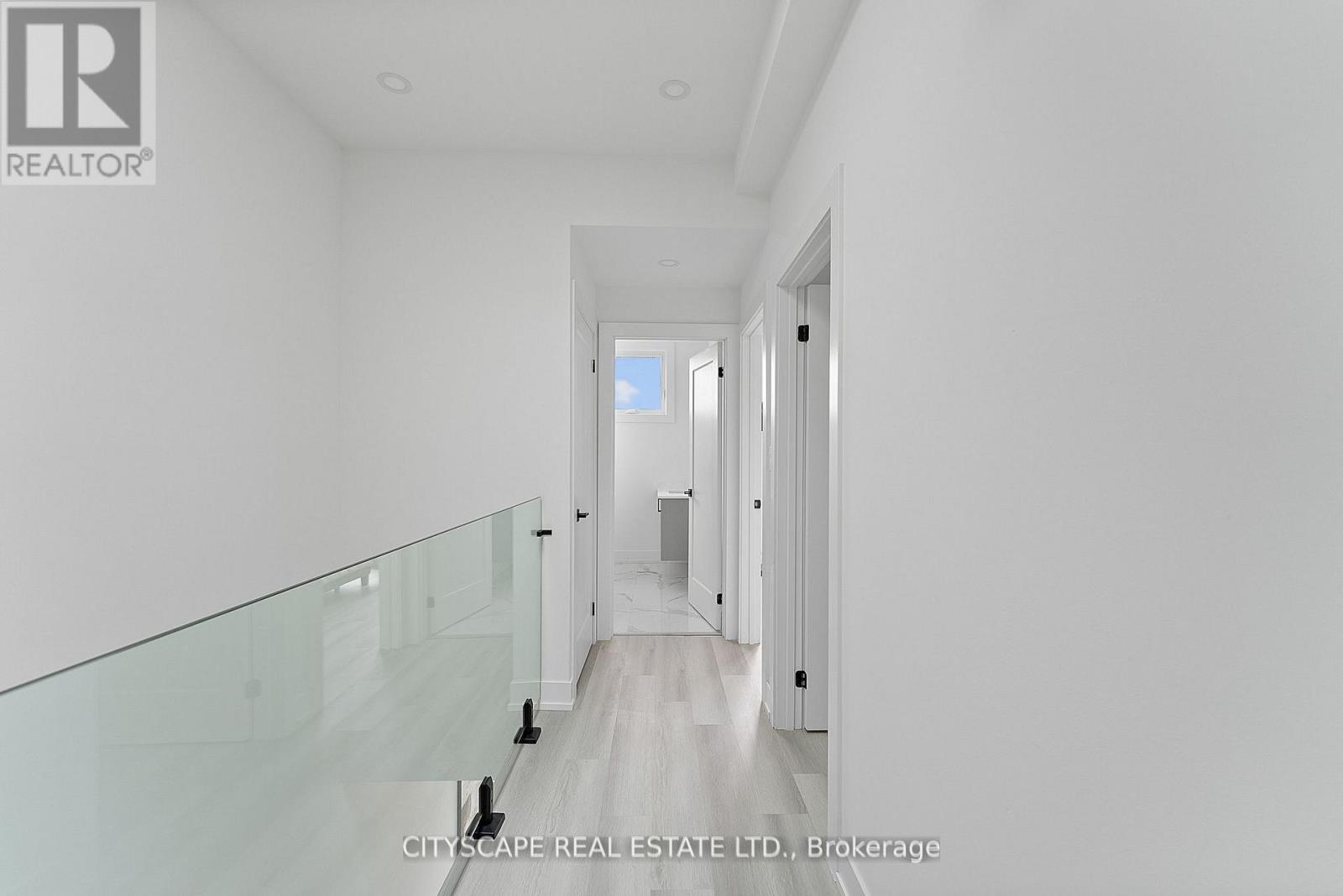 3 (Upper) - 587 Oakwood Avenue, Toronto, Ontario  M6E 2X8 - Photo 18 - C13706960