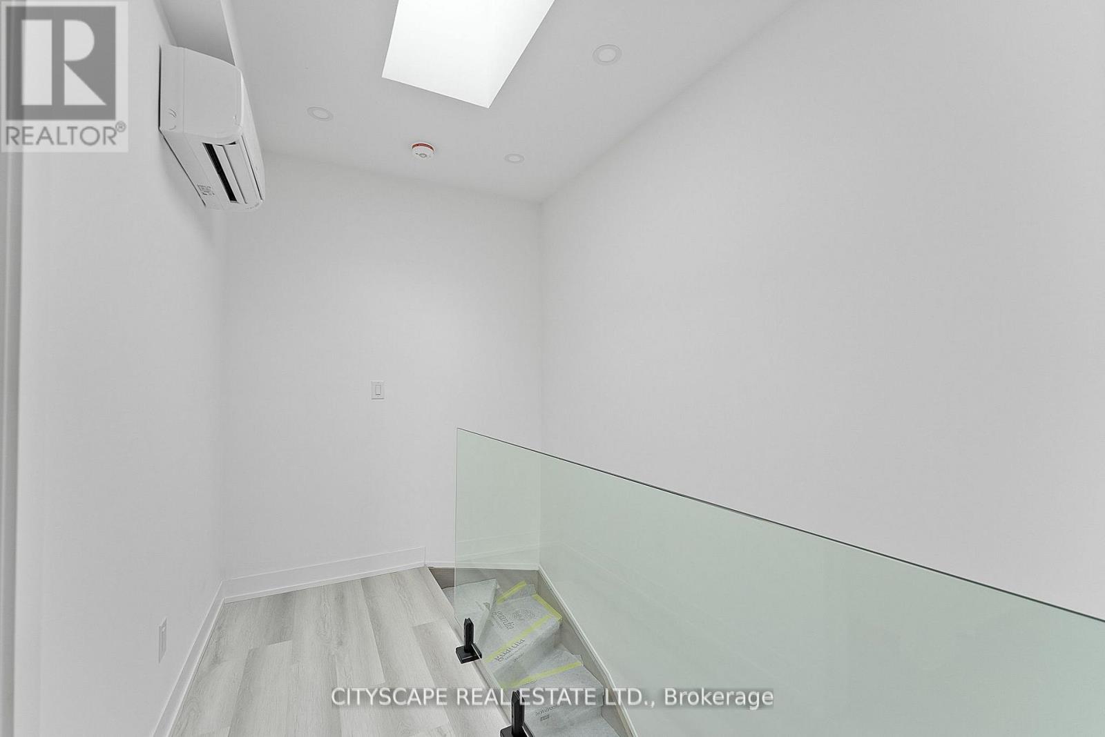 3 (Upper) - 587 Oakwood Avenue, Toronto, Ontario  M6E 2X8 - Photo 19 - C13706960