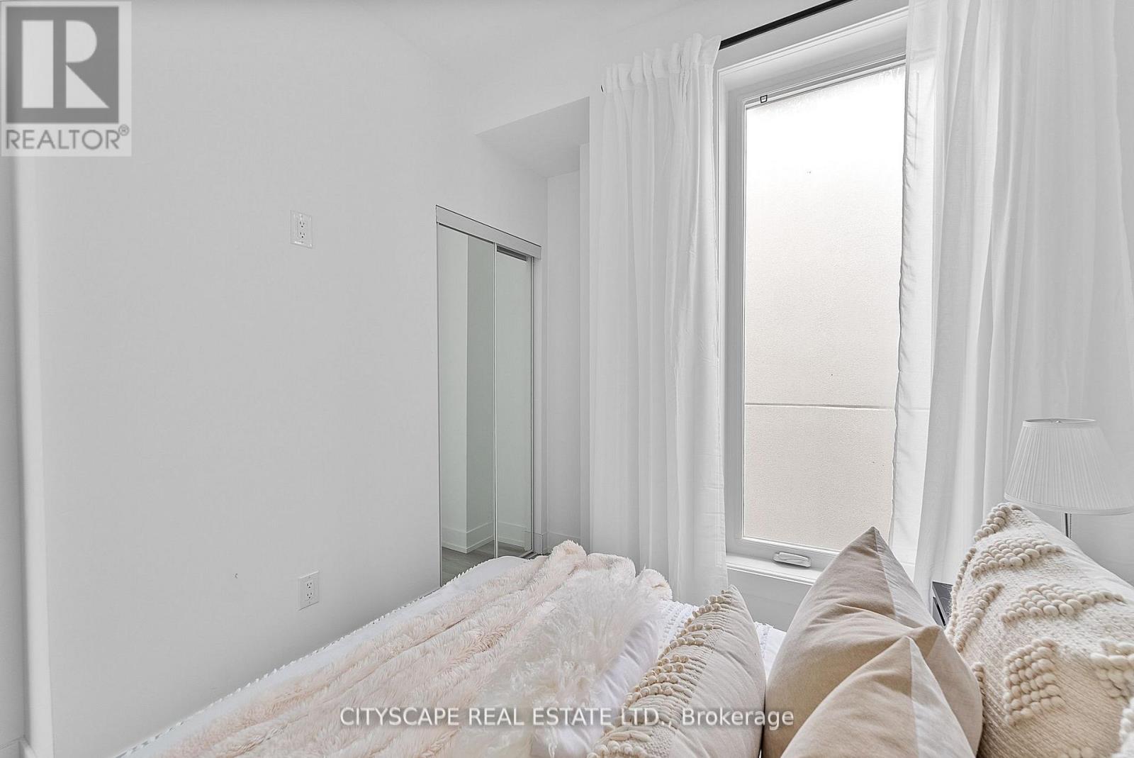3 (Upper) - 587 Oakwood Avenue, Toronto, Ontario  M6E 2X8 - Photo 24 - C13706960