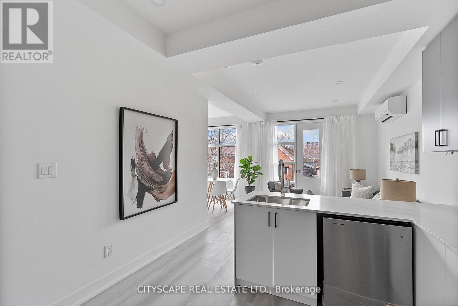 3 (Upper) - 587 Oakwood Avenue, Toronto, Ontario  M6E 2X8 - Photo 5 - C13706960