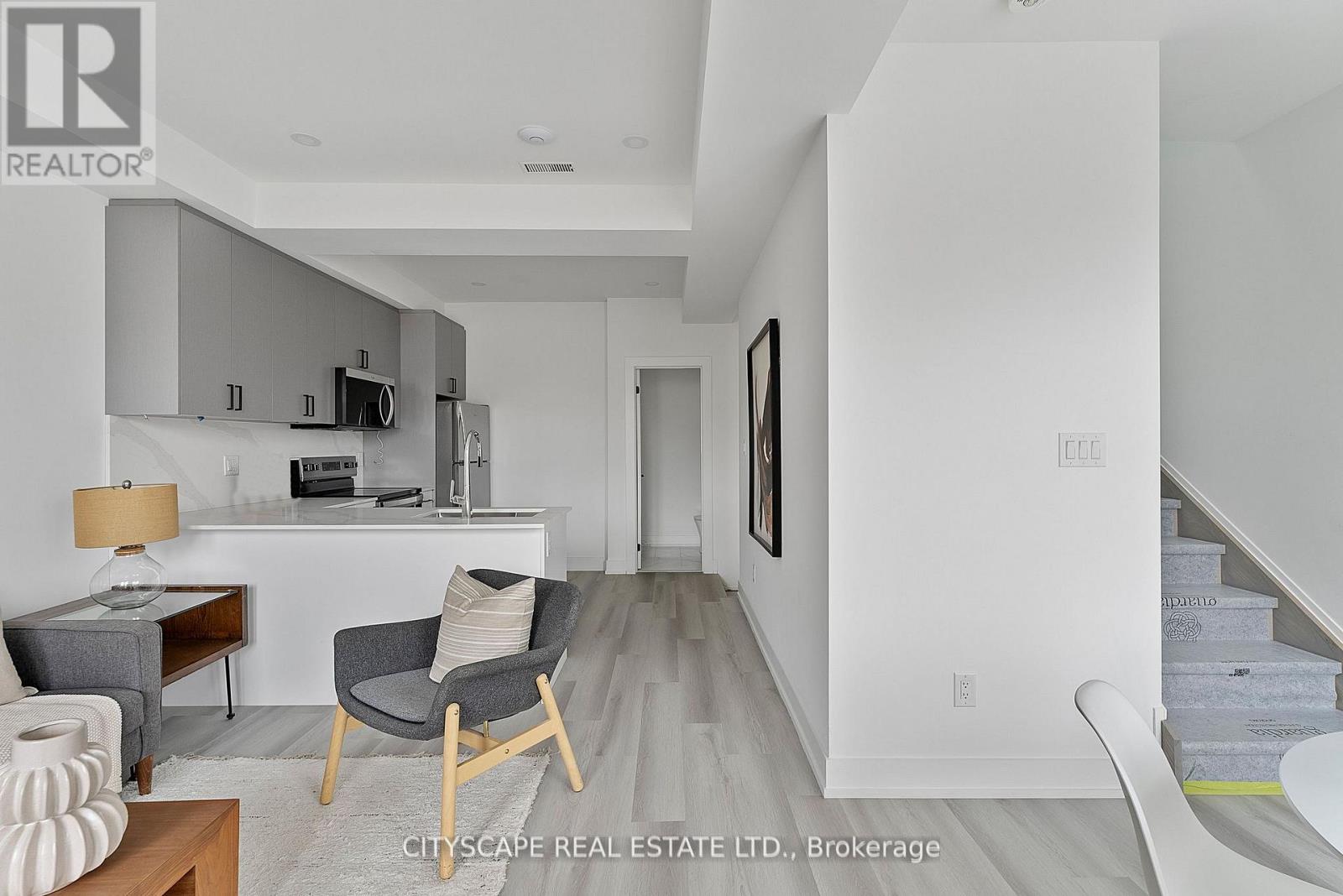3 (Upper) - 587 Oakwood Avenue, Toronto, Ontario  M6E 2X8 - Photo 8 - C13706960