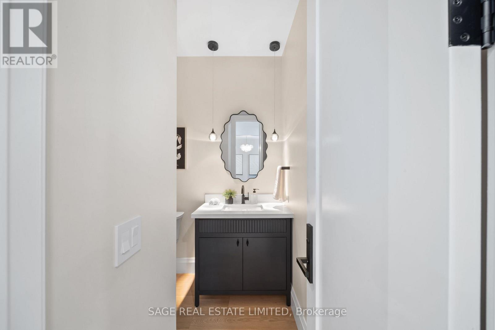 116 Lee Avenue, Toronto, Ontario  M4E 2P3 - Photo 5 - E13707038