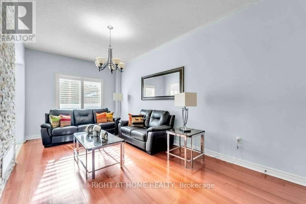558 Legresley Lane, Newmarket, Ontario  L3Y 8R6 - Photo 2 - N13706982