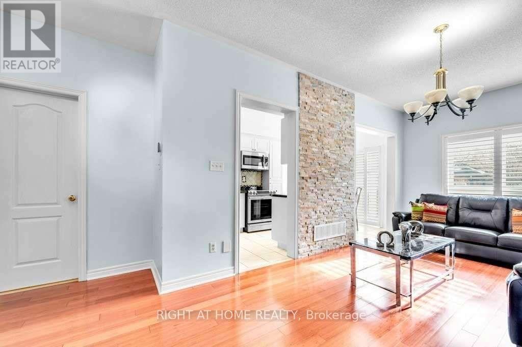 558 Legresley Lane, Newmarket, Ontario  L3Y 8R6 - Photo 3 - N13706982