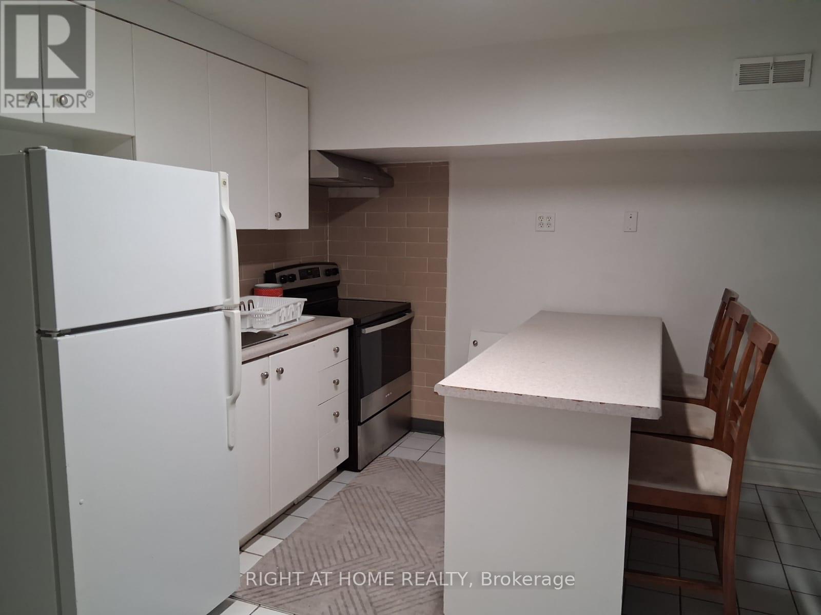 553 Rogers Road, Toronto, Ontario  M6M 1B4 - Photo 9 - W13706894