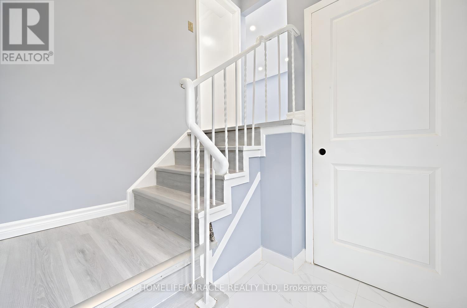 177 Westmore Drive S, Toronto, Ontario  M9V 4N2 - Photo 3 - W13706944
