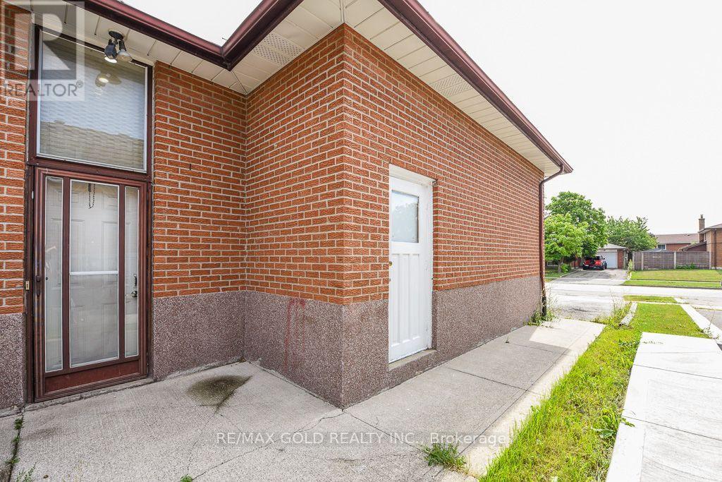 7624 Middleshire Drive, Mississauga, Ontario  L4T 3S2 - Photo 47 - W13706950