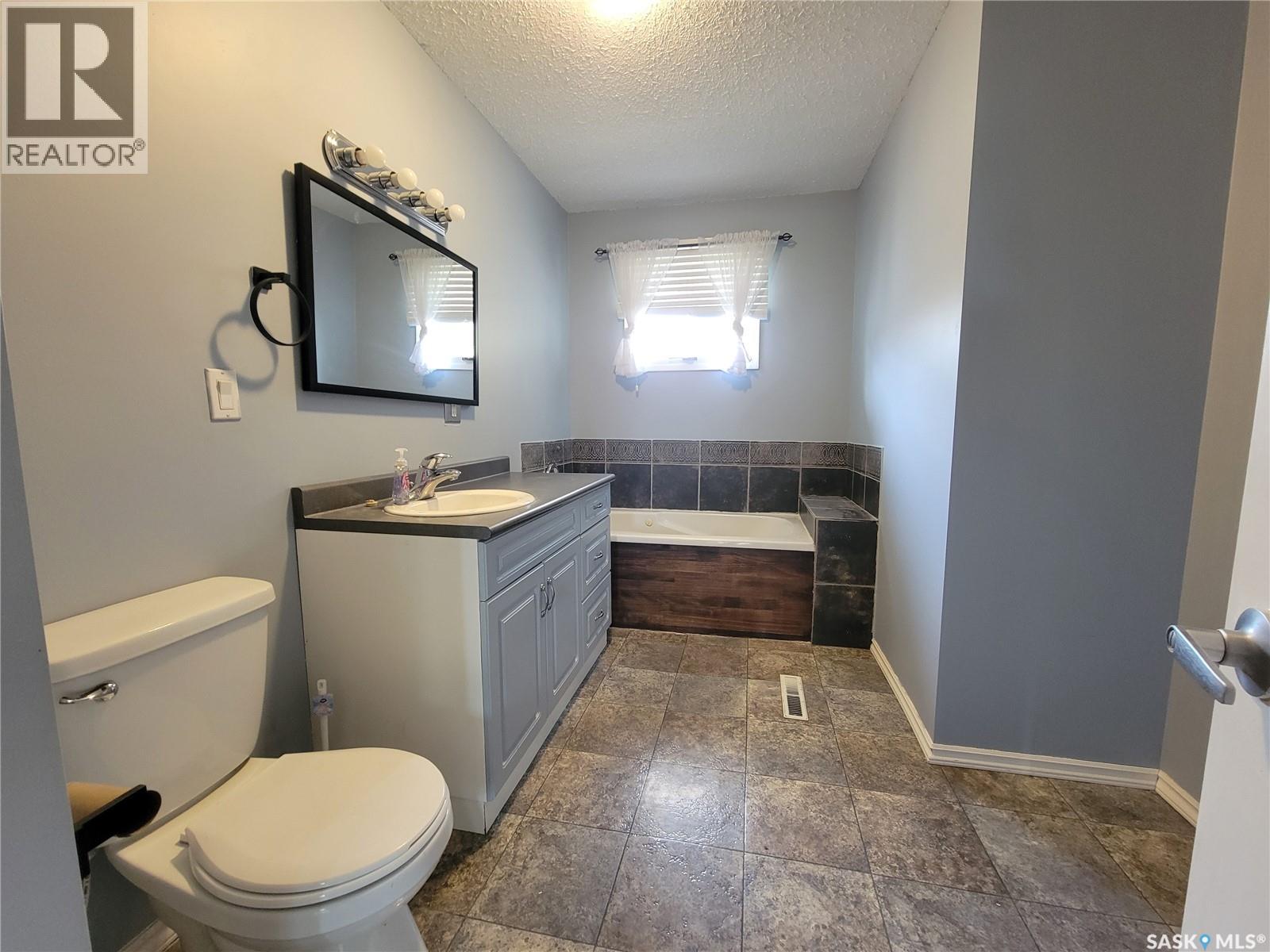 5107 Leader Street, Macklin, Saskatchewan  S0L 2C0 - Photo 10 - SK046432