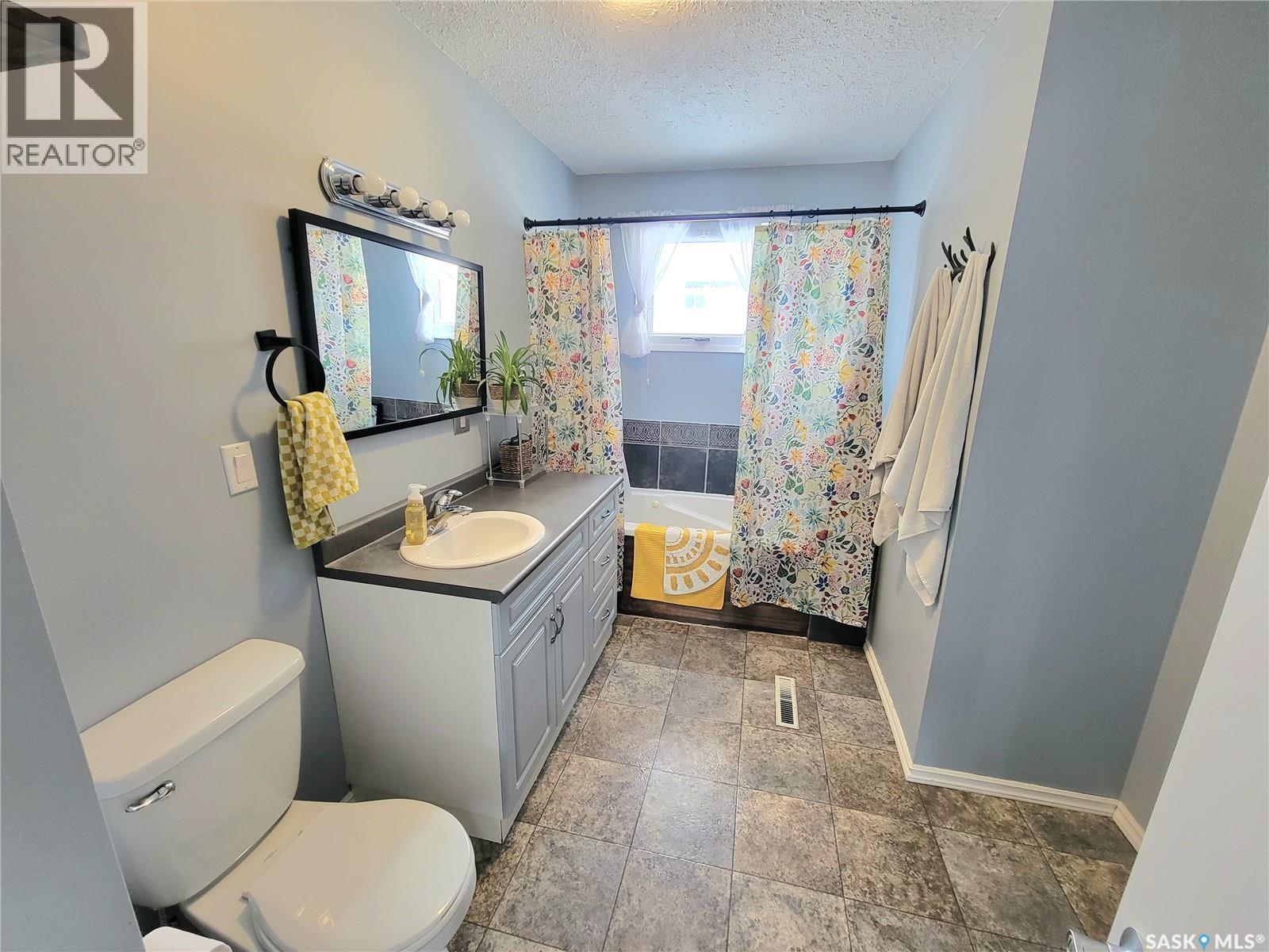 5107 Leader Street, Macklin, Saskatchewan  S0L 2C0 - Photo 11 - SK046432