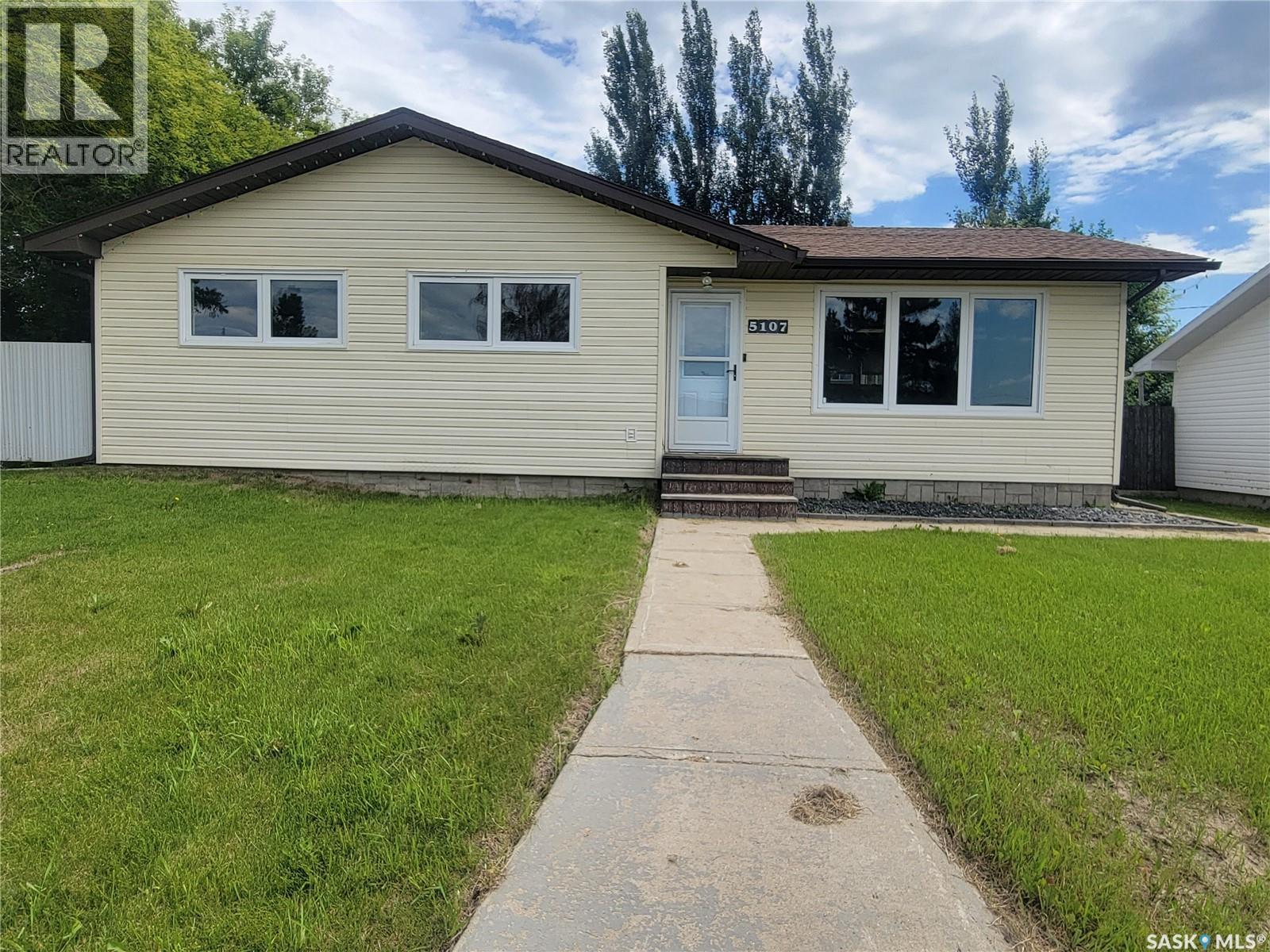 5107 Leader Street, Macklin, Saskatchewan  S0L 2C0 - Photo 2 - SK046432
