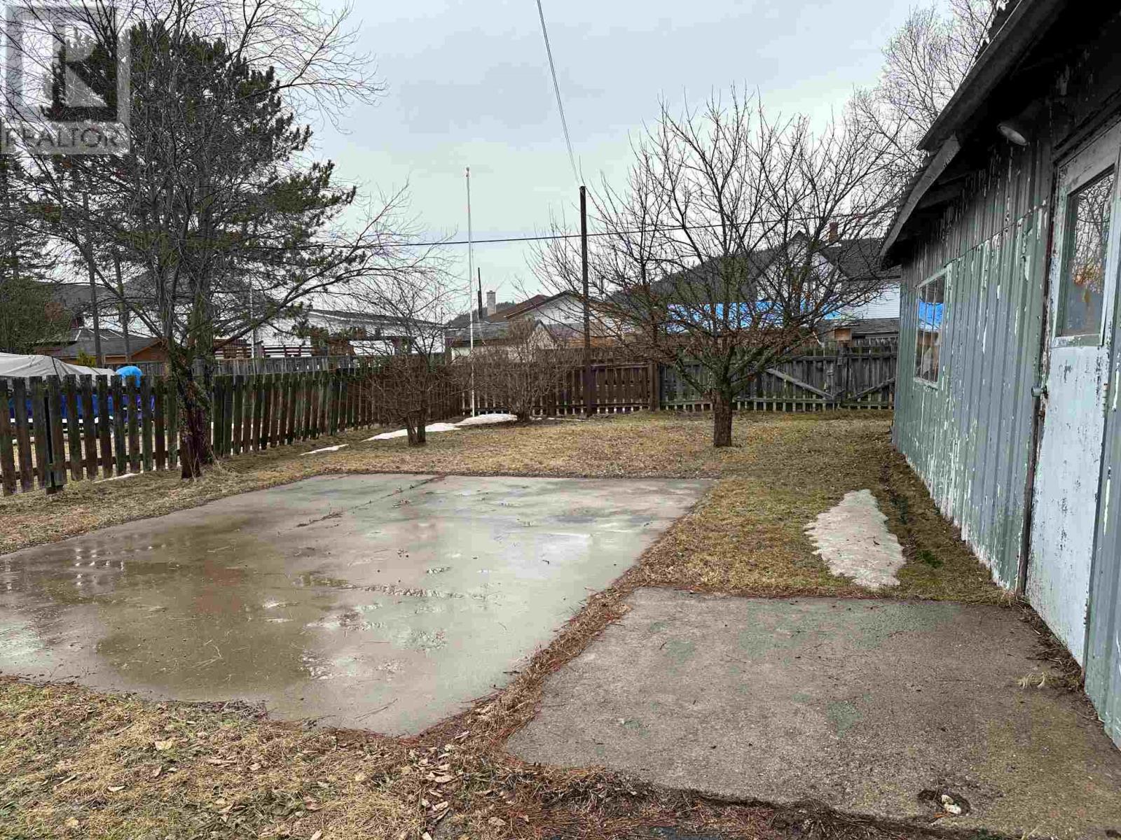105 Columbia St, Schreiber, Ontario  P0T 2S0 - Photo 3 - TB250904