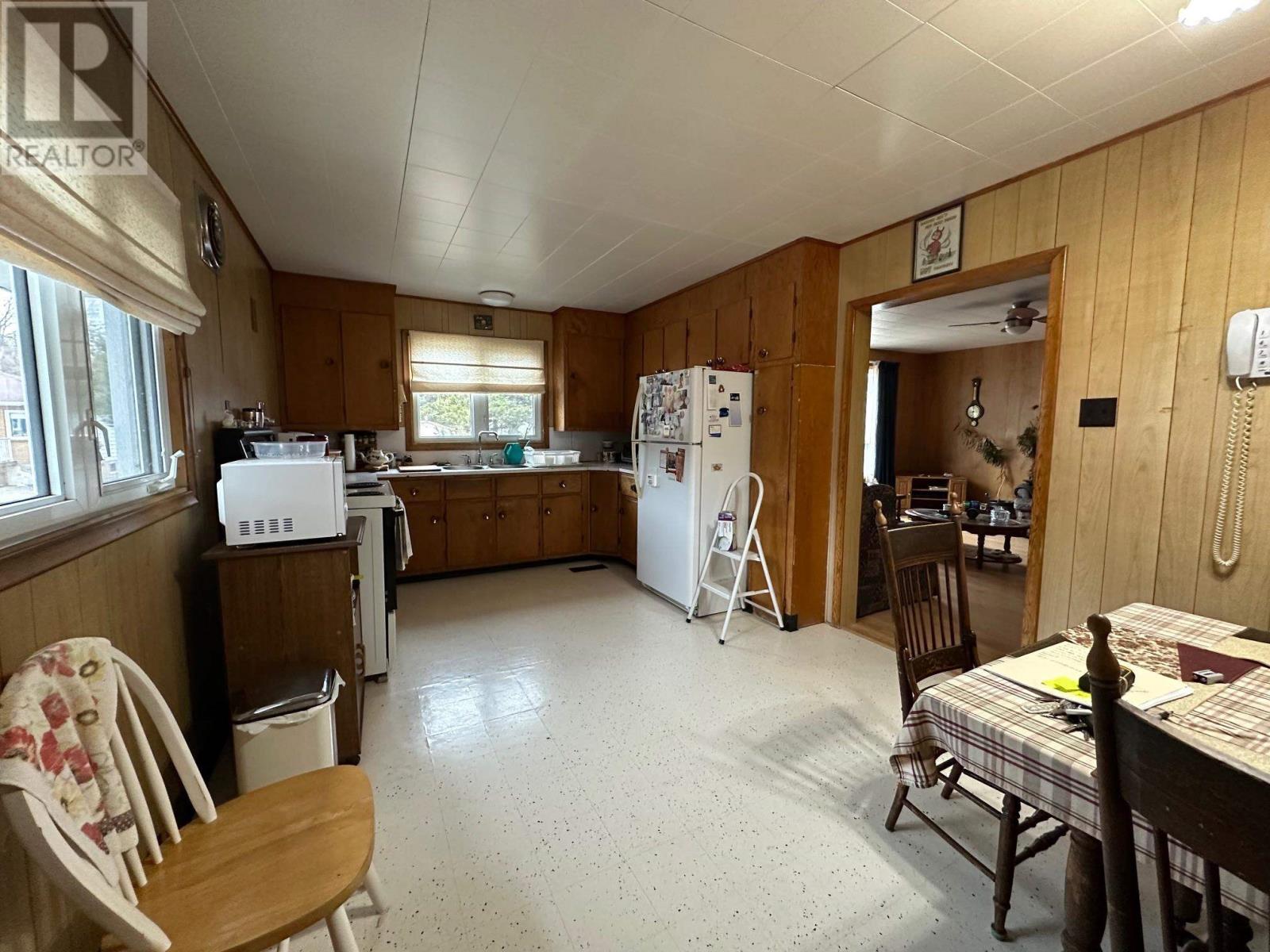 105 Columbia St, Schreiber, Ontario  P0T 2S0 - Photo 9 - TB250904