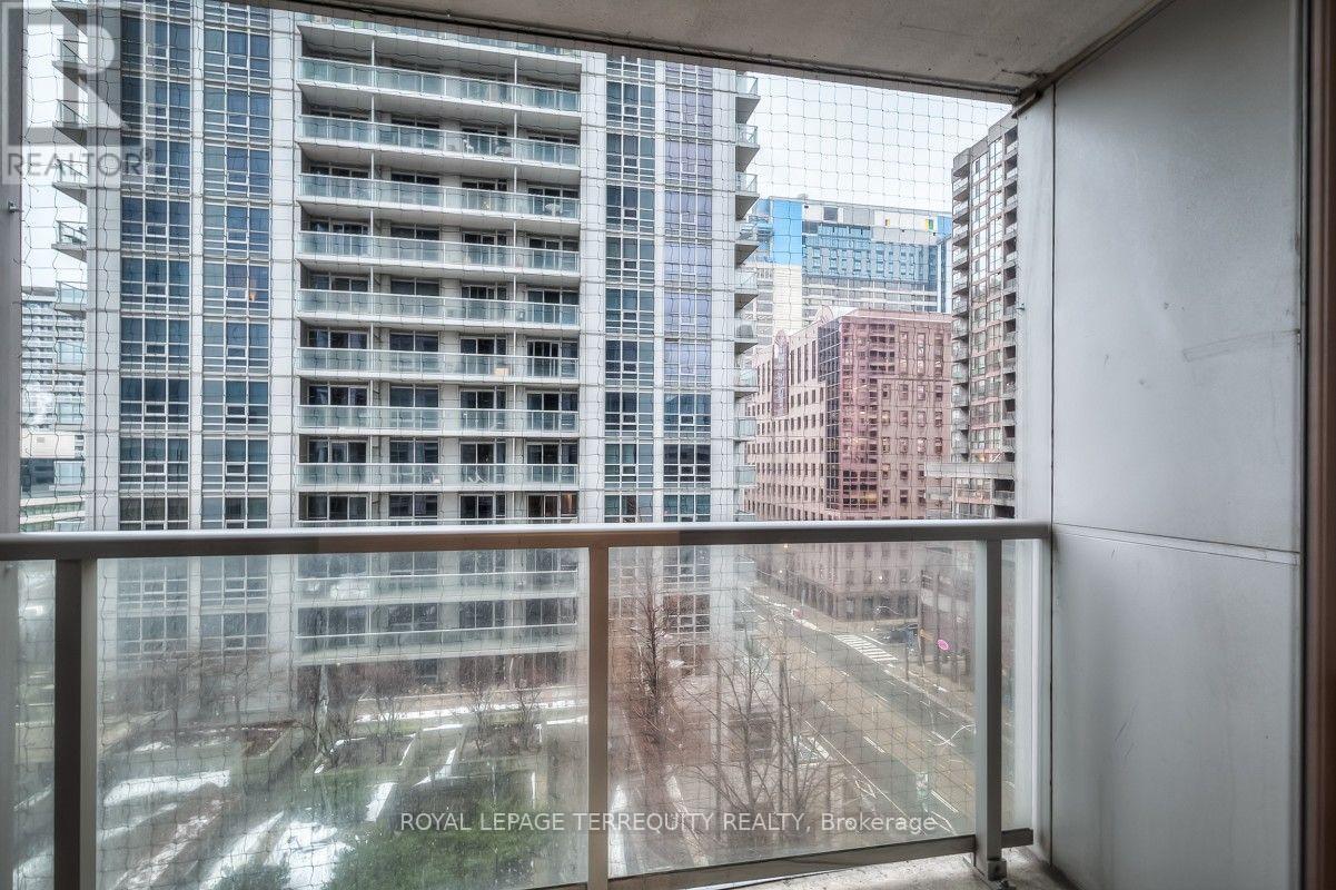 708 - 763 BAY STREET, Toronto, Ontario