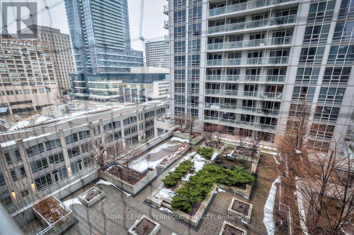 708 - 763 Bay Street, Toronto, Ontario  M5G 2R3 - Photo 2 - C13707182
