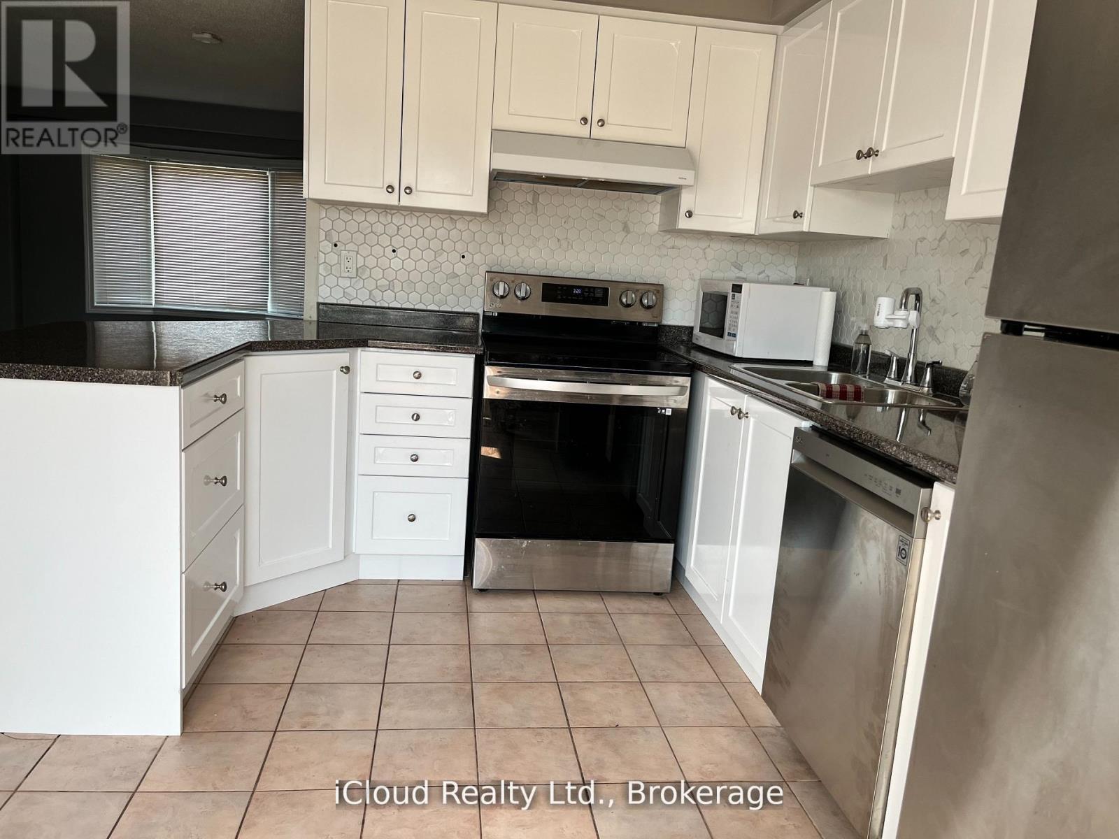 40 Glenashton Drive, Oakville, Ontario  L6H 6G2 - Photo 7 - W13227728