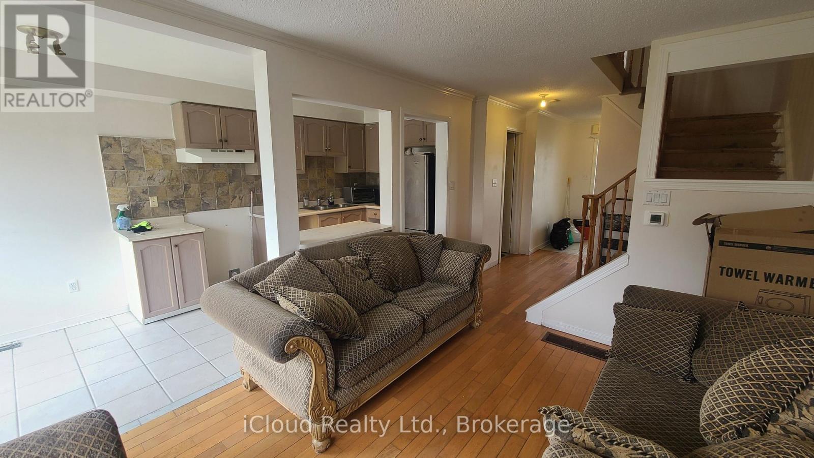 126 Twin Pines Crescent, Brampton, Ontario  L7A 1N2 - Photo 3 - W13110246