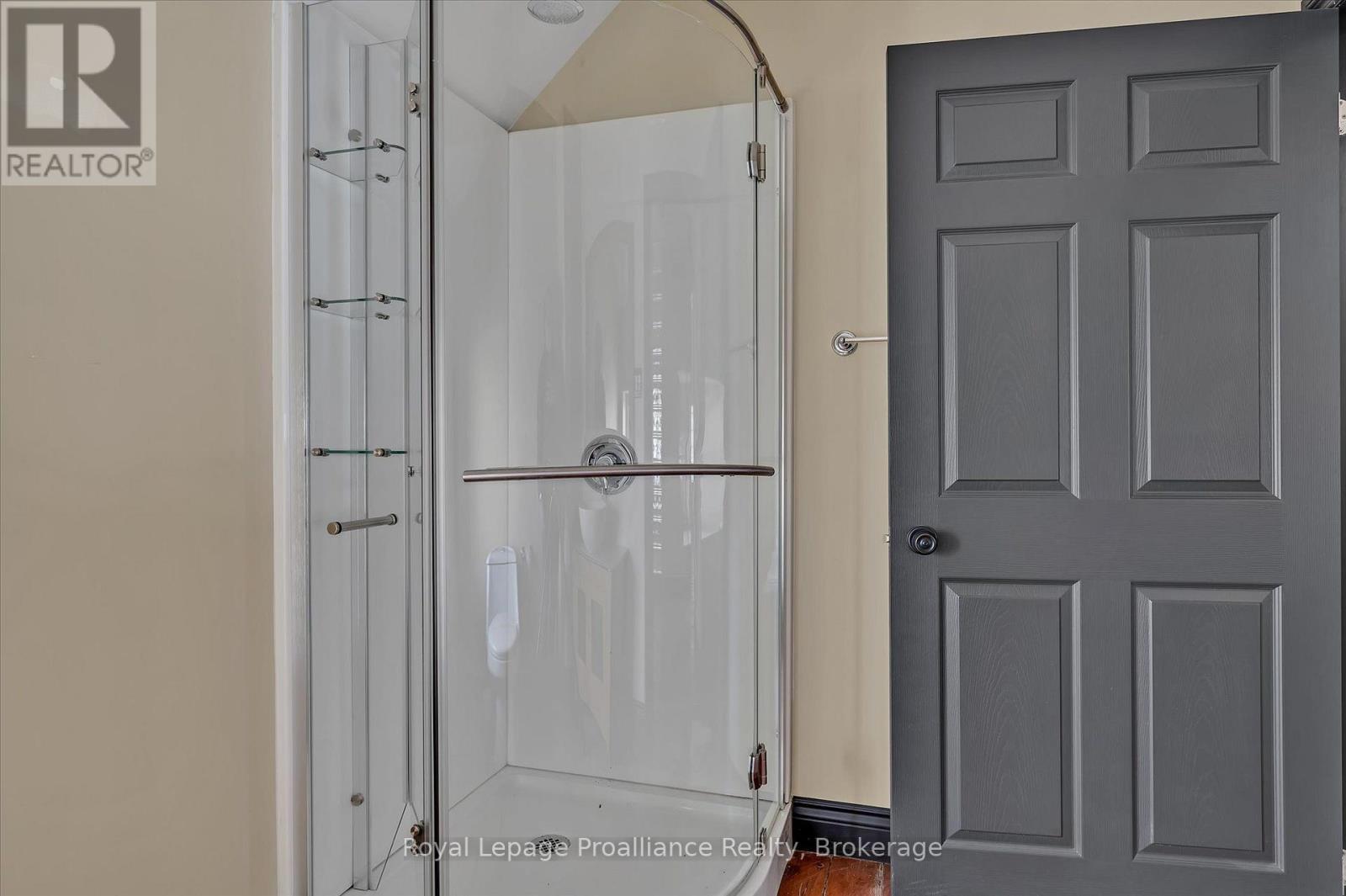Upper Unit - 255 Mcdonnel Street S, Peterborough, Ontario  K9H 2W2 - Photo 4 - X13686906