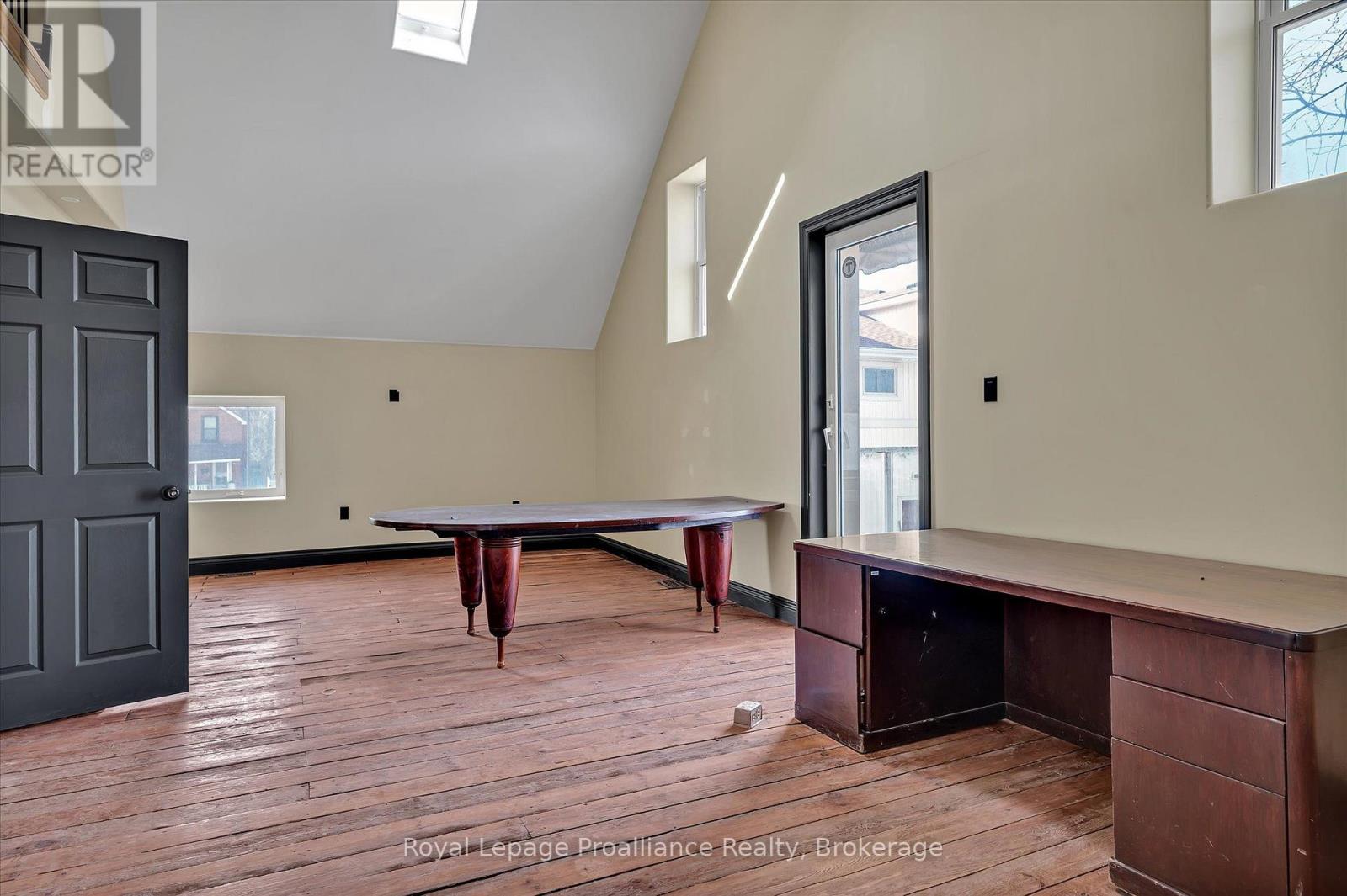 Upper Unit - 255 Mcdonnel Street S, Peterborough, Ontario  K9H 2W2 - Photo 3 - X13686906