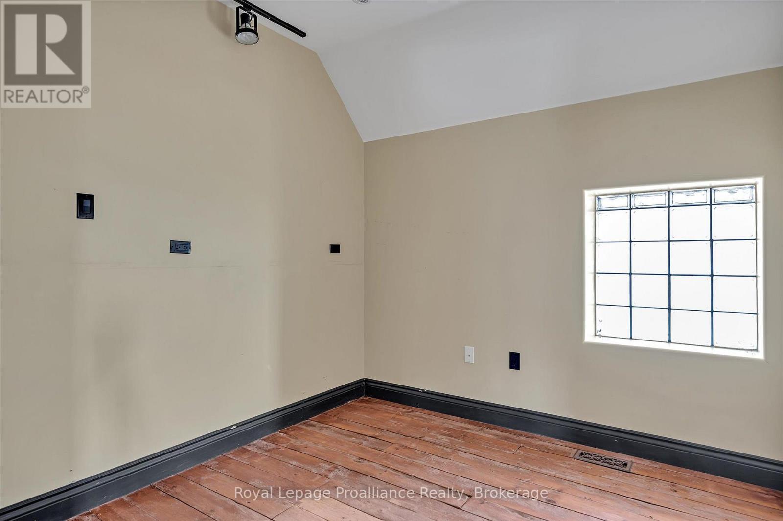 Upper Unit - 255 Mcdonnel Street S, Peterborough, Ontario  K9H 2W2 - Photo 5 - X13686906