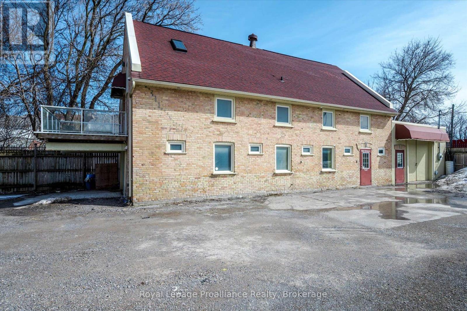 Upper Unit - 255 Mcdonnel Street S, Peterborough, Ontario  K9H 2W2 - Photo 2 - X13686906