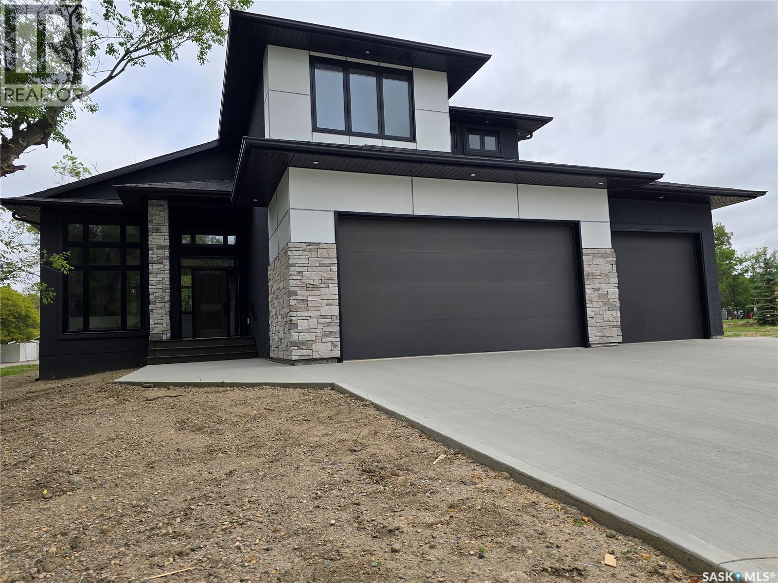 3 Kenney Crescent, Weyburn, Saskatchewan  S4H 0K5 - Photo 1 - SK046473