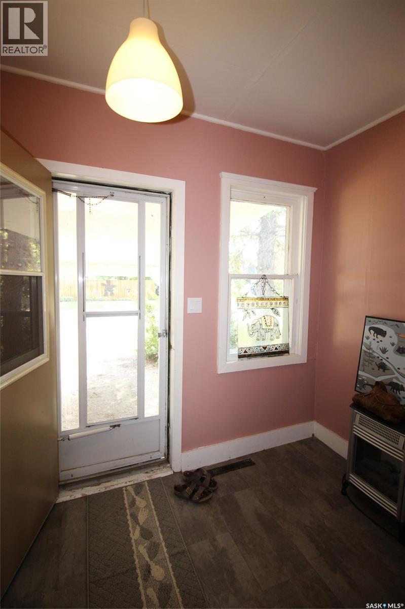 216 Spruce Avenue N, Eastend, Saskatchewan  S0N 0T0 - Photo 2 - SK046460