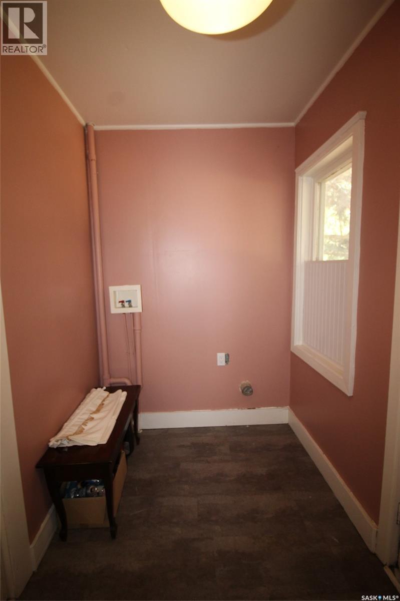 216 Spruce Avenue N, Eastend, Saskatchewan  S0N 0T0 - Photo 3 - SK046460