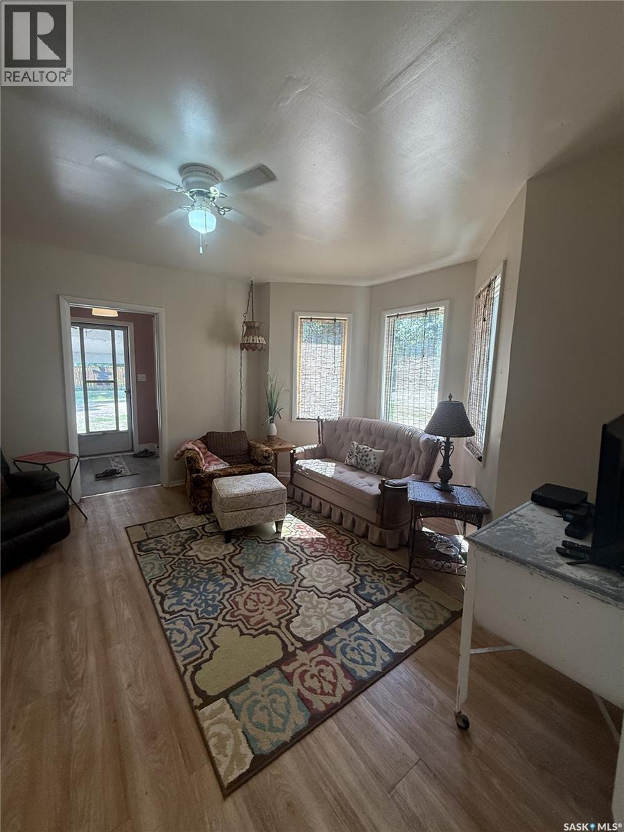 216 Spruce Avenue N, Eastend, Saskatchewan  S0N 0T0 - Photo 5 - SK046460