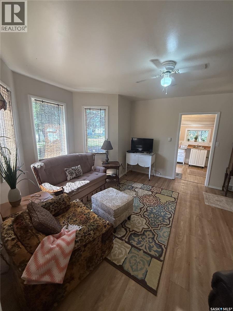 216 Spruce Avenue N, Eastend, Saskatchewan  S0N 0T0 - Photo 6 - SK046460