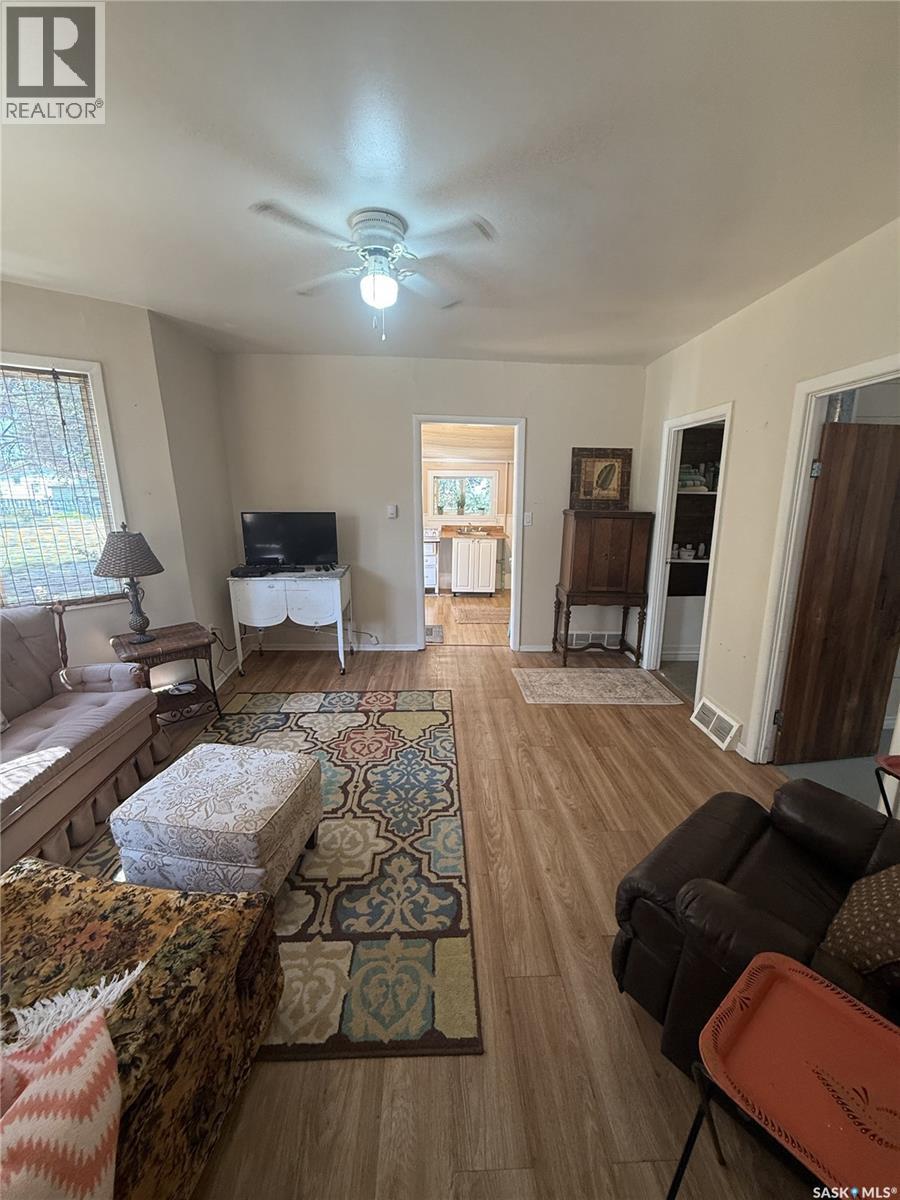 216 Spruce Avenue N, Eastend, Saskatchewan  S0N 0T0 - Photo 7 - SK046460