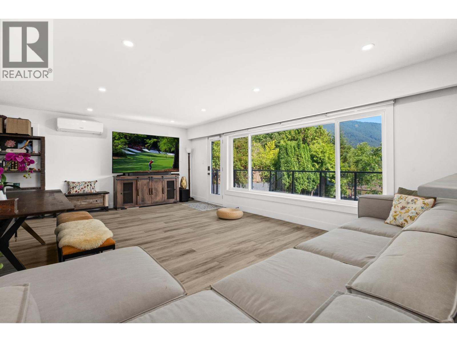 104 BONNYMUIR DRIVE West Vancouver British Columbia Canada V7S1L2 4