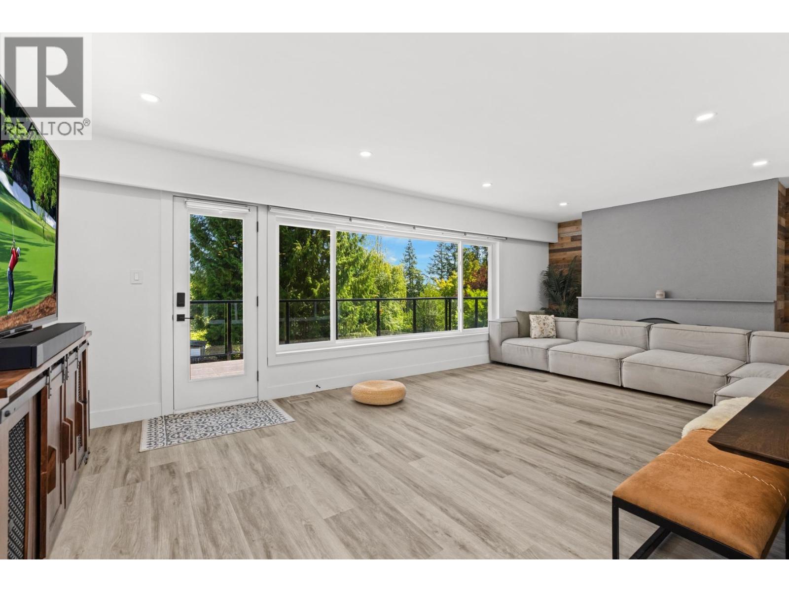 104 BONNYMUIR DRIVE West Vancouver British Columbia Canada V7S1L2 5