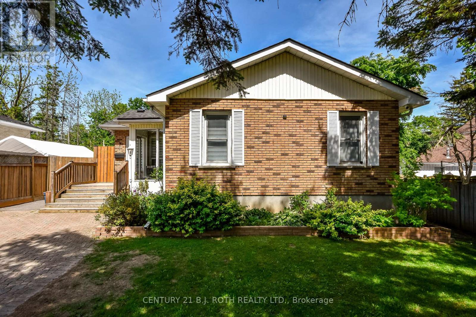 7 Wesley Street, Barrie, Ontario L4N 2A4 - Photo 2 - S13707316