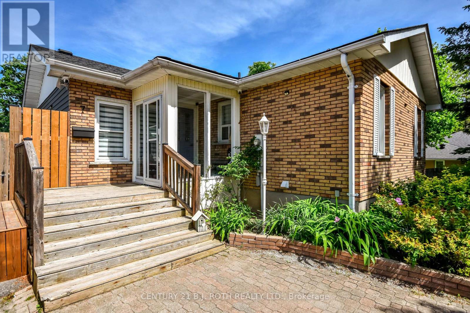 7 Wesley Street, Barrie, Ontario L4N 2A4 - Photo 3 - S13707316
