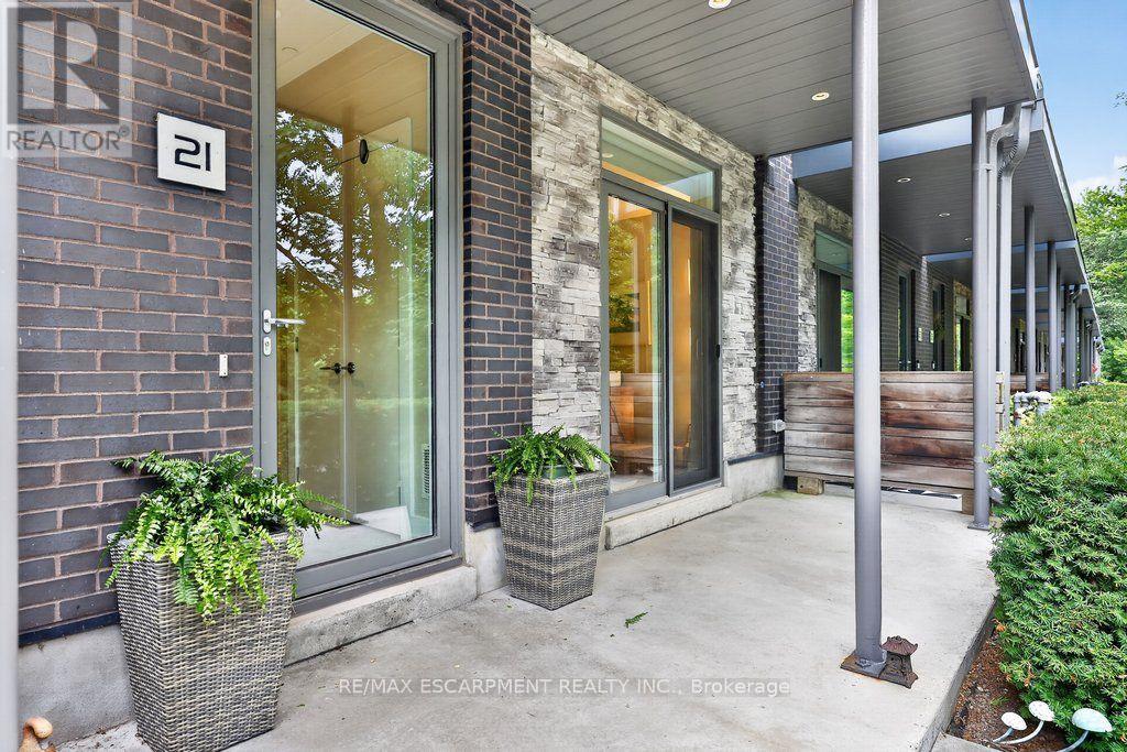 21 Godfreys Lane, Mississauga, Ontario  L5H 2T1 - Photo 2 - W13707246