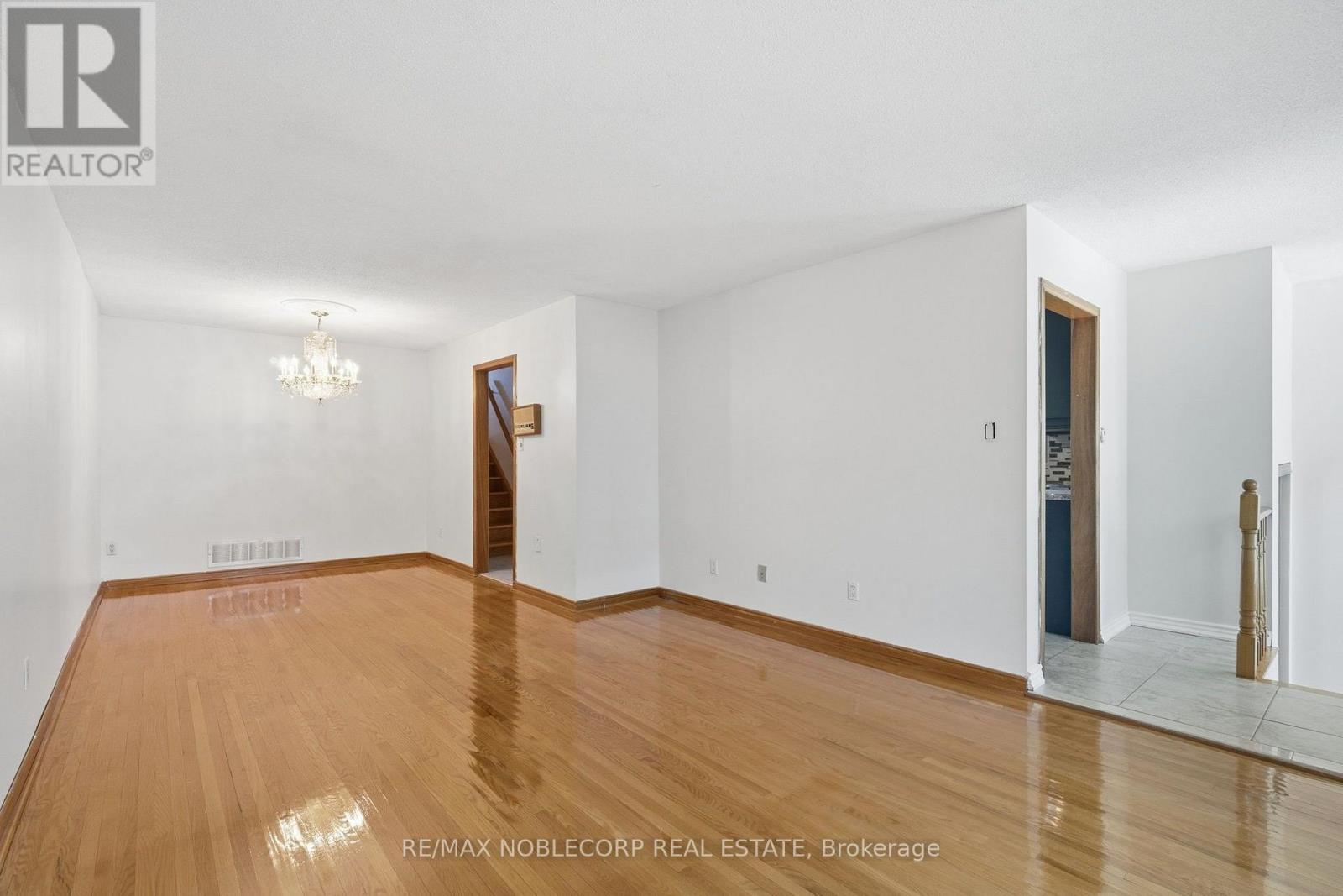 131 Yatescastle Drive, Toronto, Ontario  M3L 2L4 - Photo 10 - W13707444