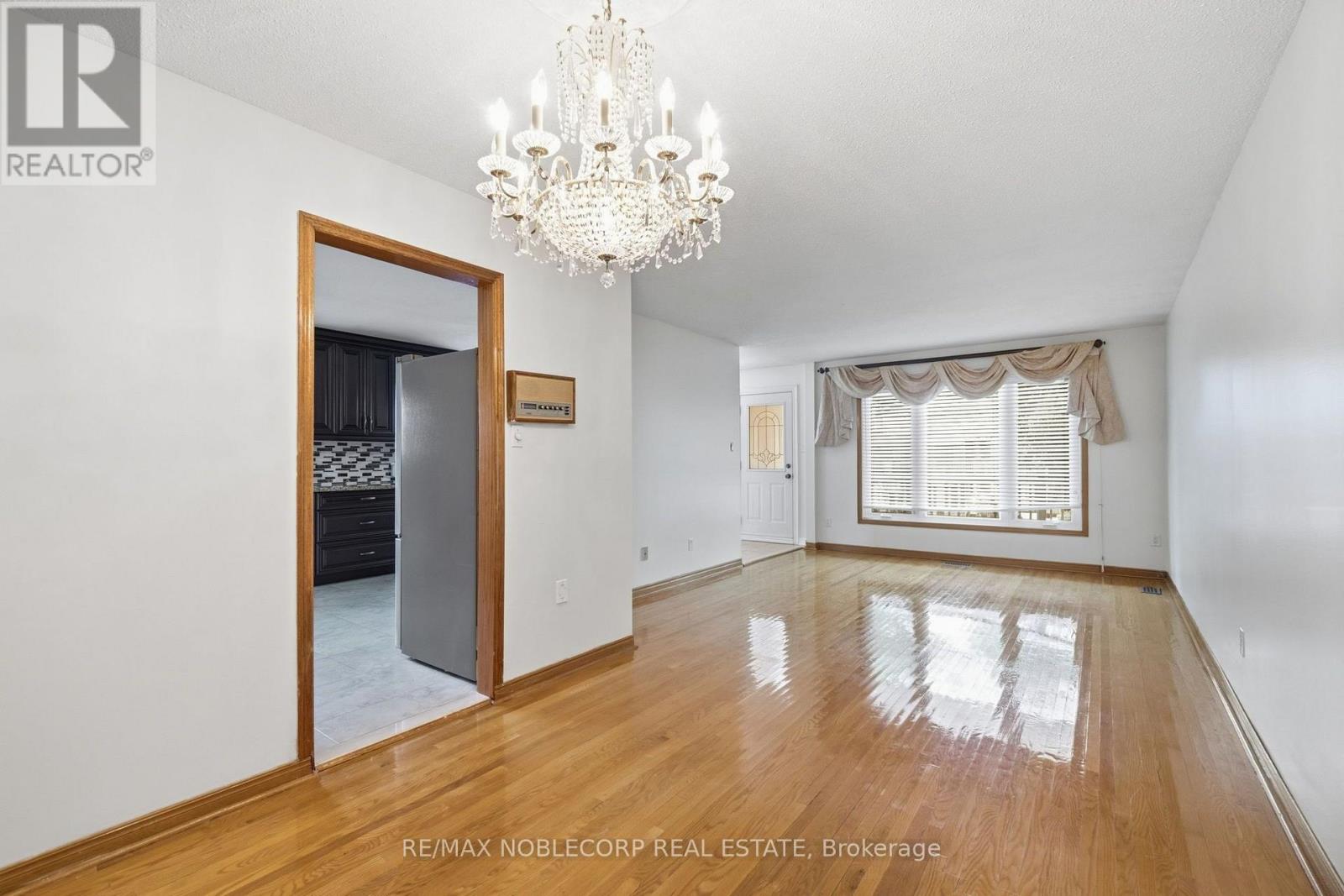 131 Yatescastle Drive, Toronto, Ontario  M3L 2L4 - Photo 11 - W13707444