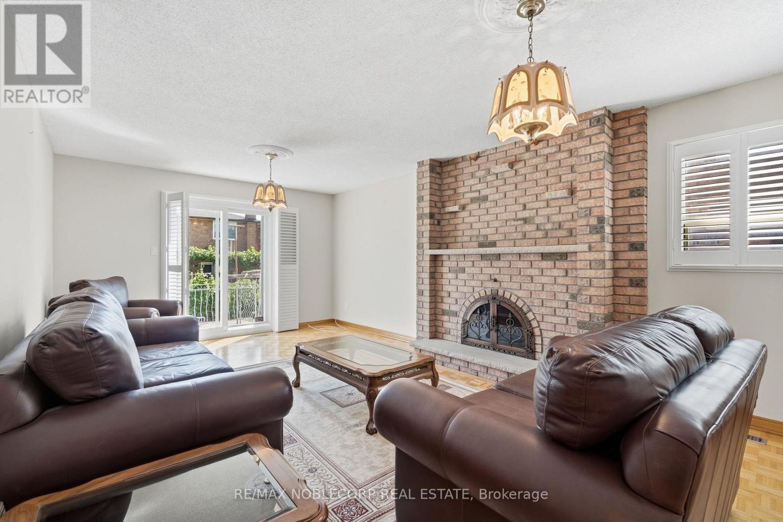 131 Yatescastle Drive, Toronto, Ontario  M3L 2L4 - Photo 12 - W13707444