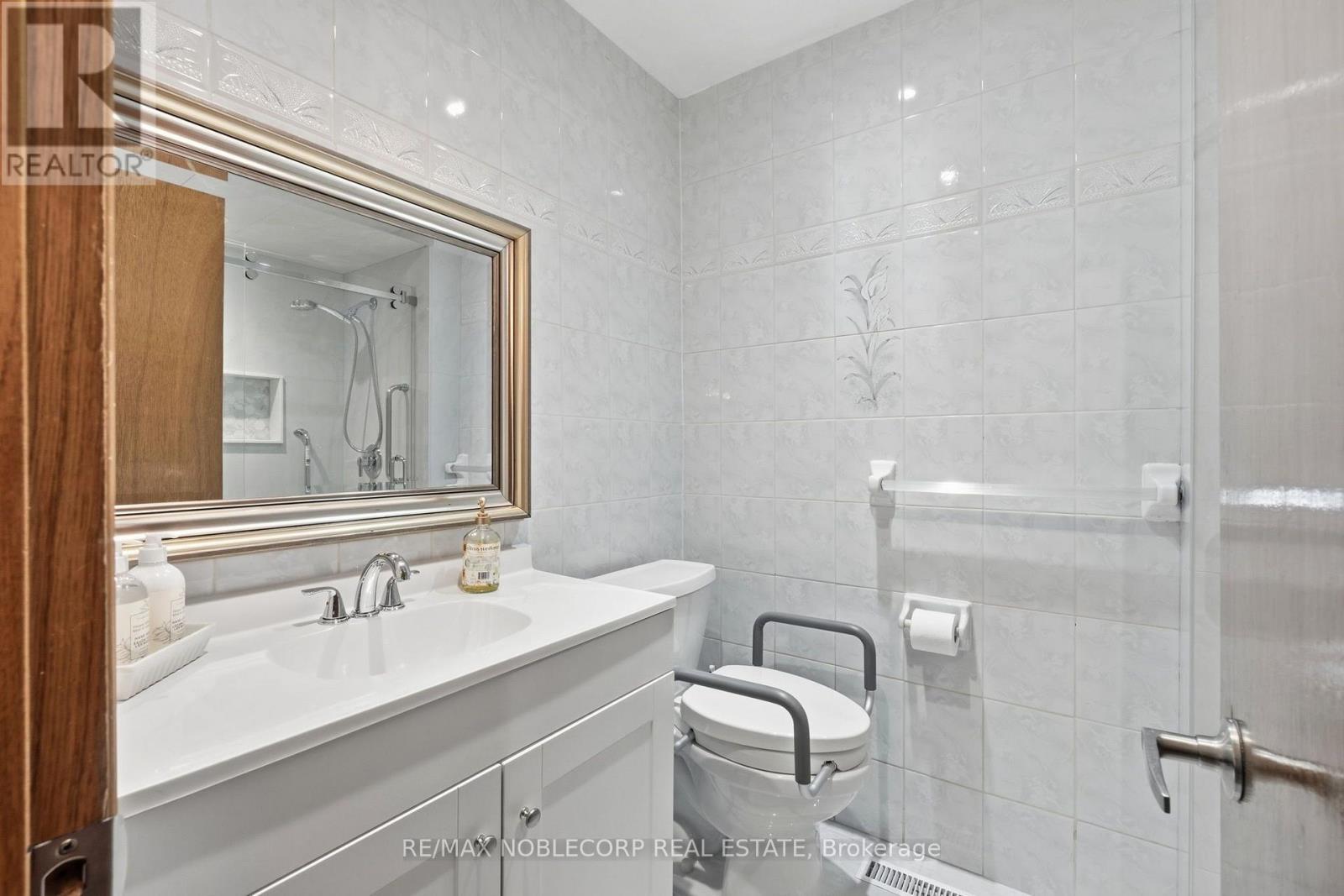 131 Yatescastle Drive, Toronto, Ontario  M3L 2L4 - Photo 15 - W13707444