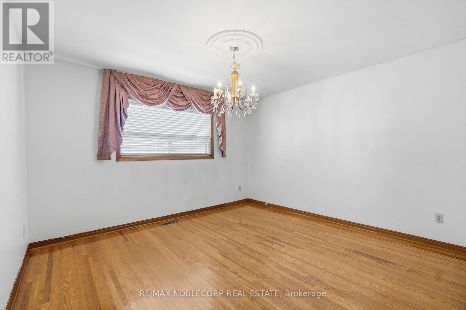 131 Yatescastle Drive, Toronto, Ontario  M3L 2L4 - Photo 16 - W13707444