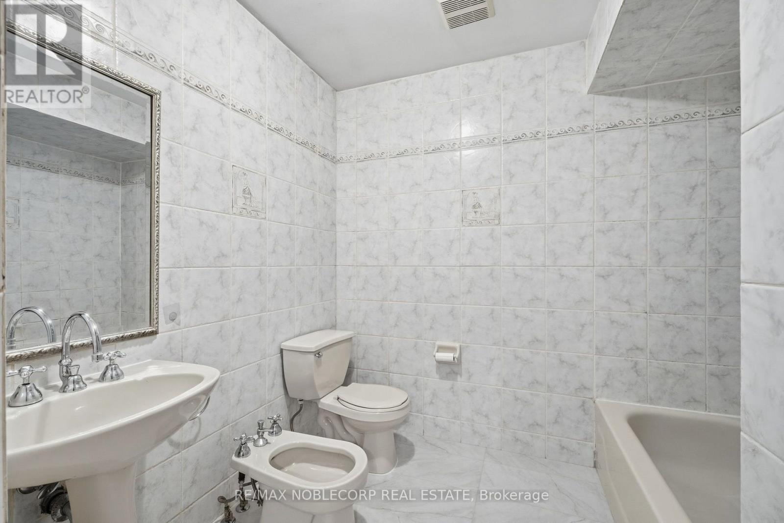 131 Yatescastle Drive, Toronto, Ontario  M3L 2L4 - Photo 20 - W13707444