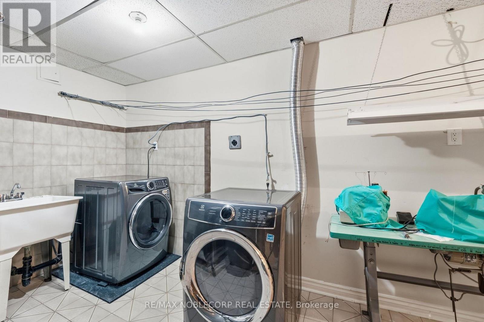 131 Yatescastle Drive, Toronto, Ontario  M3L 2L4 - Photo 25 - W13707444