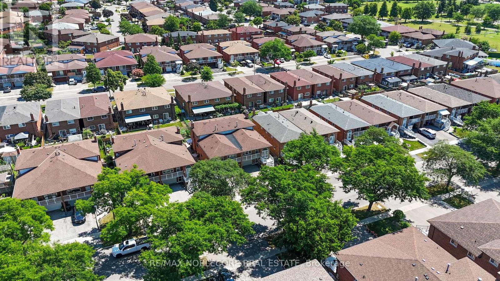 131 Yatescastle Drive, Toronto, Ontario  M3L 2L4 - Photo 4 - W13707444