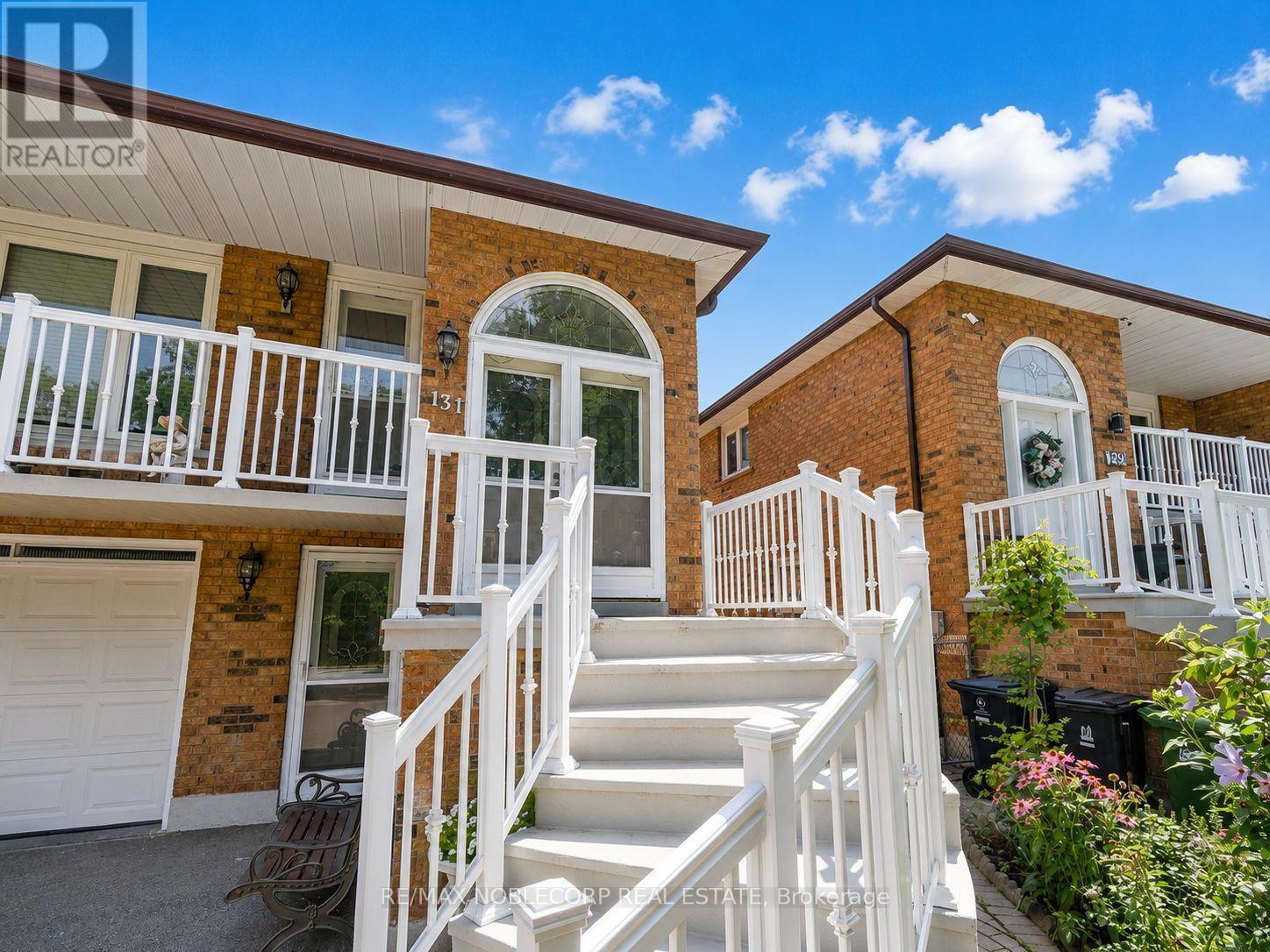 131 Yatescastle Drive, Toronto, Ontario  M3L 2L4 - Photo 5 - W13707444