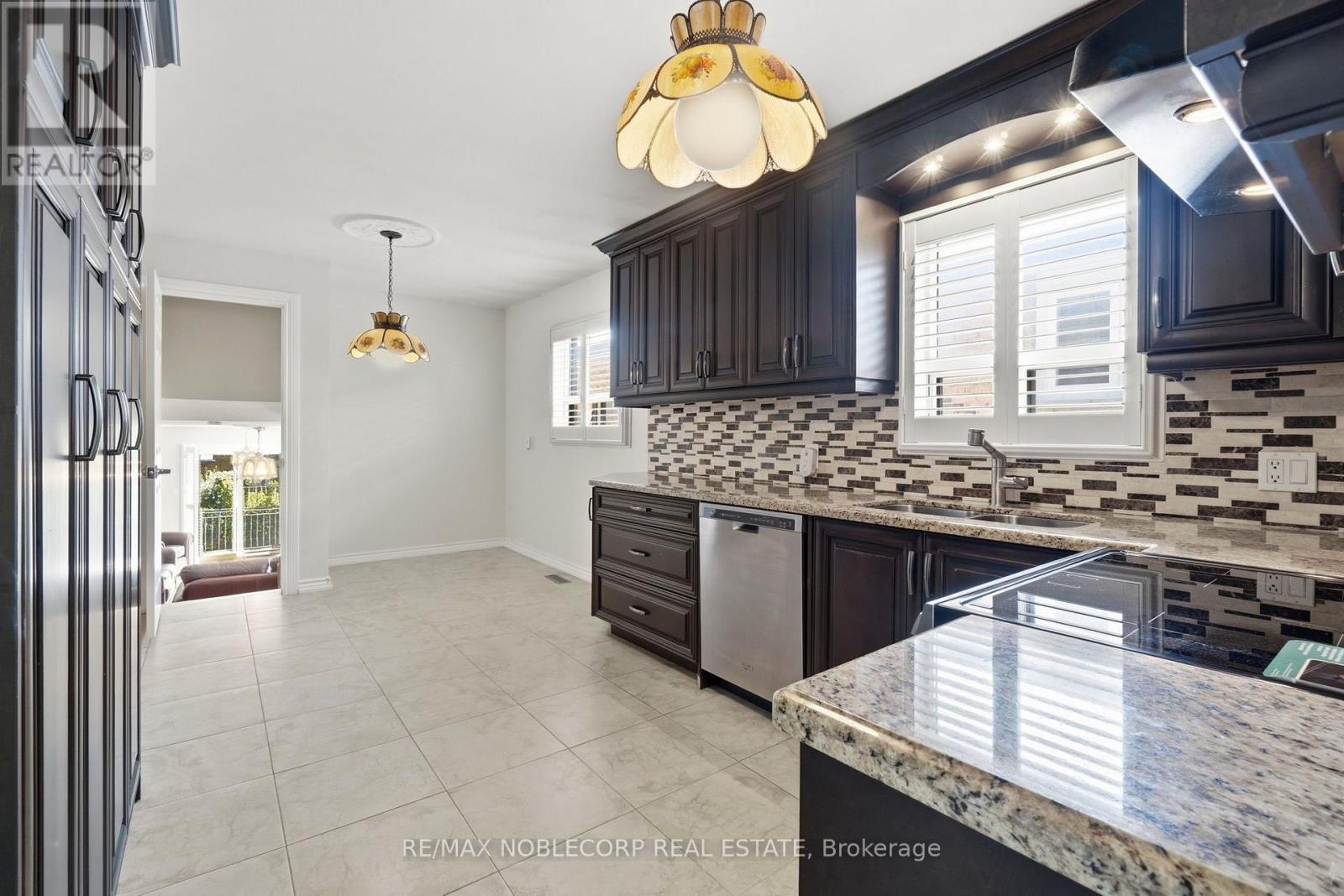 131 Yatescastle Drive, Toronto, Ontario  M3L 2L4 - Photo 7 - W13707444