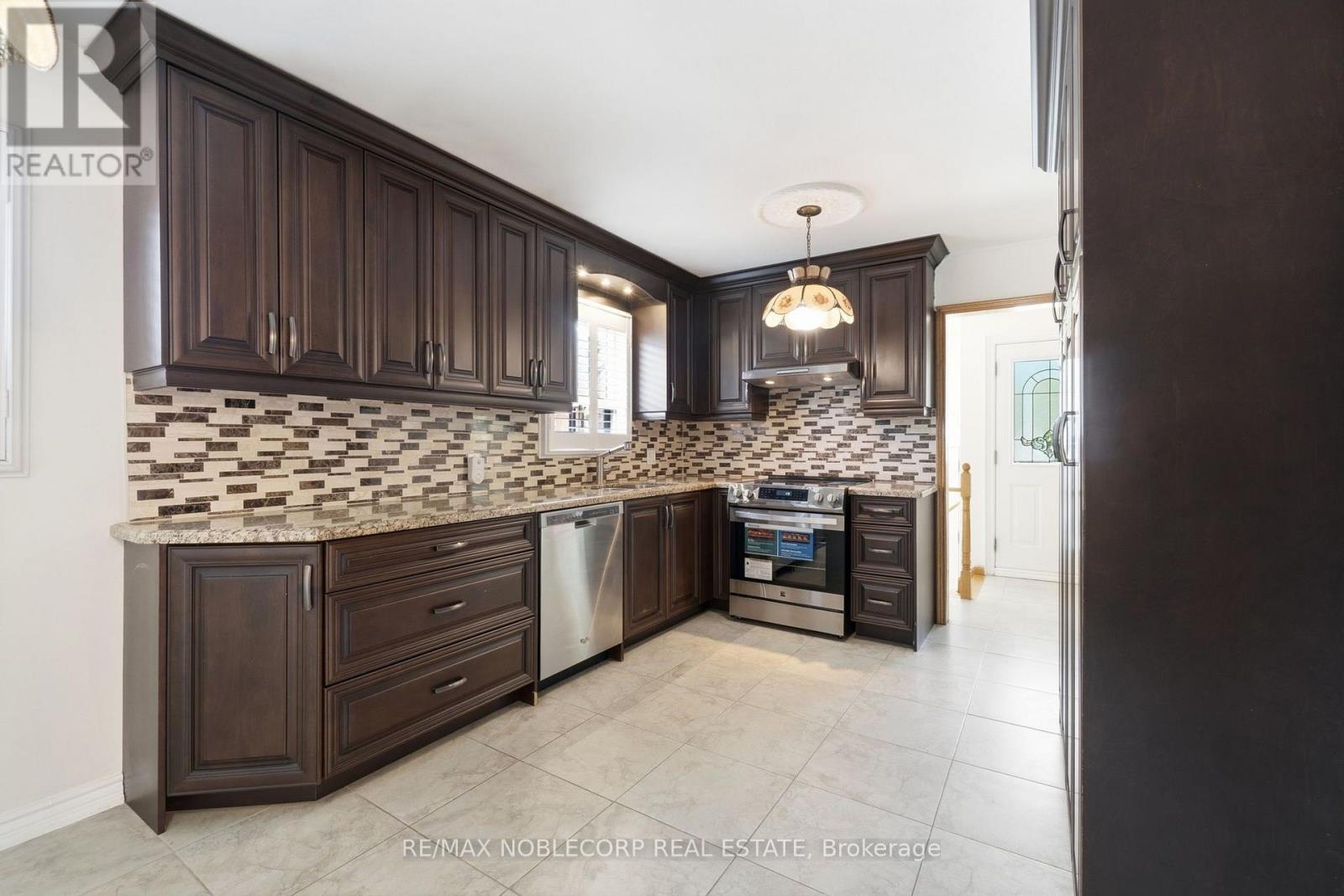 131 Yatescastle Drive, Toronto, Ontario  M3L 2L4 - Photo 9 - W13707444