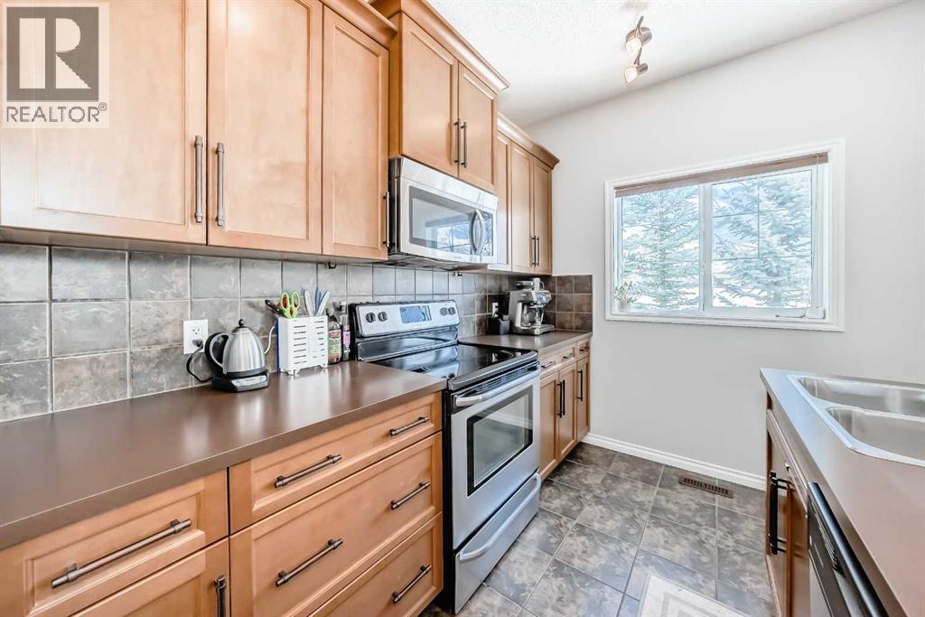 296 Sunset Point, Cochrane, Alberta T4C 0K8 - Photo 5 - A2338909
